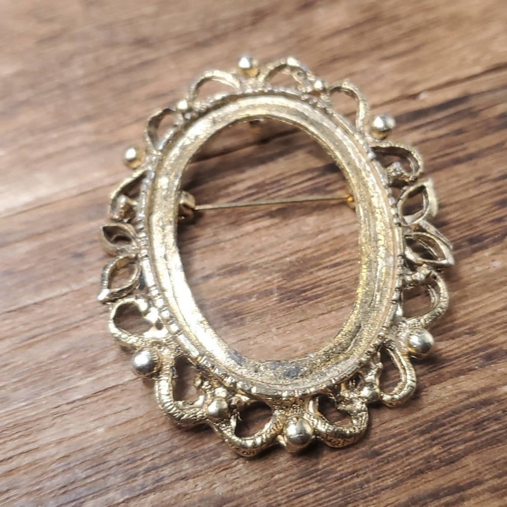 B835 openwork cameo frame‎ brooch estate